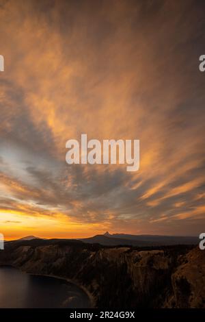 Raffica di nuvole e Light Over Diamond Peak dal Crater Lake National Park Foto Stock