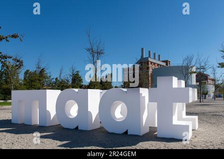 Lisbona, Portogallo-Ottobre 2022: Vista ravvicinata delle grandi lettere d'arte bianca del museo MAAT con la centrale elettrica Tejo situata sul fiume Tago Foto Stock