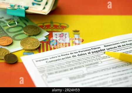 KIEV, UCRAINA - 4 MAGGIO 2022 Modelo 145 modulo fiscale spagnolo dedicato all'imposta sul reddito personale IRPF per calcolare la ritenuta fiscale sul reddito personale applicata ogni mese ai vostri salari Foto Stock