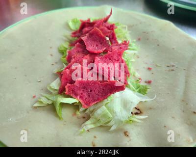 Il ripieno di cibo del kebab è composto da carne, salsa, verdure, buccia di farina del kebab, su un piatto. A banten, indonesia Foto Stock