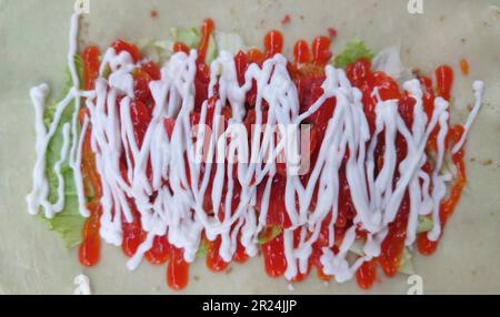 Il ripieno di cibo del kebab è composto da carne, salsa, verdure, buccia di farina del kebab, su un piatto. A banten, indonesia Foto Stock