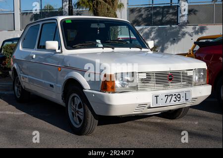 Particolare di una piccola auto sportiva spagnola classica a buon mercato, è la Seat 127 bianco parcheggiato in strada Foto Stock