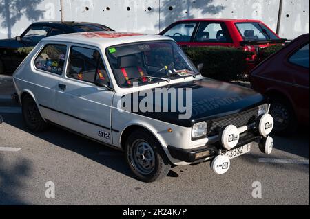 Dettaglio di un piccolo veicolo spagnolo classico, la Seat 127 in bianco con cofano nero Foto Stock