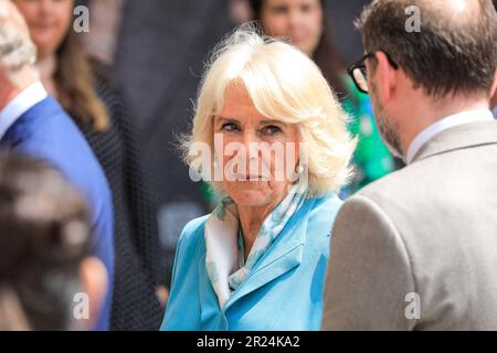 Londra, Regno Unito. 17th maggio, 2023. Le loro Maestà camminano lungo la piazza per incontrare il pubblico prima di salutare gli artisti e il personale al Teatro dell'Opera reale. Il Re e la Regina visitano Covent Garden. Visitano per la prima volta la Chiesa di San Paolo (la Chiesa degli attori), che celebra il suo 390th° anniversario, e incontrano i gruppi della comunità. Più tardi fanno una passeggiata intorno al famoso mercato della Mela di Covent Garden, chiacchierando con i proprietari delle bancarelle. Le loro Maestà proseguono quindi per la Royal Opera House per incontrare artisti ROH e studenti della Royal Ballet School. Credit: Imageplotter/Alamy Live News Foto Stock