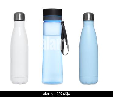 Set con eleganti bottiglie thermo chiuse su sfondo bianco Foto Stock