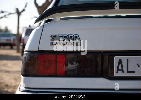 Particolare di una bella Ford Sierra Cosworth bianca. Dettaglio badge e luce posteriore Foto Stock