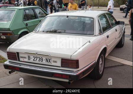 Vista posteriore di una classica Jaguar XJ6 bianca parcheggiata in strada Foto Stock