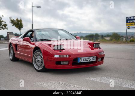 Particolare della famosa supercar giapponese Honda NSX di colore rosso per strada in una giornata nuvolosa Foto Stock