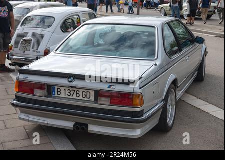 Vista posteriore di una classica BMW E24 M6 M635 grigia in strada Foto Stock