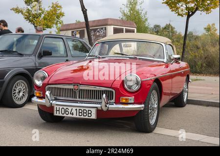 Particolare di una classica auto sportiva inglese, la MGB, MGB rosso Foto Stock