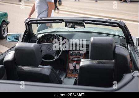 Dettaglio degli interni di una Mercedes Benz R129 300 SL convertibile classica di lusso Foto Stock