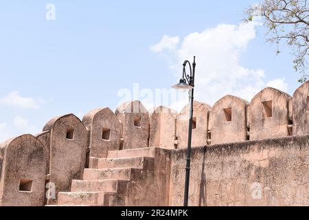 Vecchia parete del forte di Nahargarh con un palo della lampada installato negli ultimi anni. Foto Stock