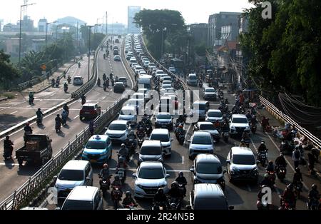 Giacarta, Indonesia-14 maggio 2023: Traffico intenso con veicoli caotici che si rimescolano sull'autostrada. Foto Stock