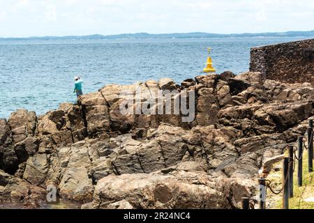 Salvador, Bahia, Brasile - 14 gennaio 2022: Rocce a Praia do Porto da barra in una giornata di sole estate. Salvador, Bahia. Foto Stock