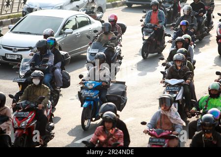 Giacarta, Indonesia-14 maggio 2023: Traffico intenso con veicoli caotici che si rimescolano sull'autostrada. Foto Stock