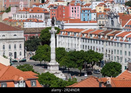 Lisbona, Portogallo-ottobre 2022; vista ad alto livello delle case colorate della città di Lisbona, Portogallo, intorno a Piazza Rossio (Piazza Pedro IV) Foto Stock