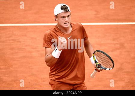 Roma, Italia. 17th maggio, 2023. Holger Rune di Danimarca durante la sua partita contro Novak Djokovic di Serbia al torneo di tennis Internazionale BNL d'Italia al Foro Italico di Roma il 17th maggio 2023. Credit: Insidefoto di andrea staccioli/Alamy Live News Foto Stock