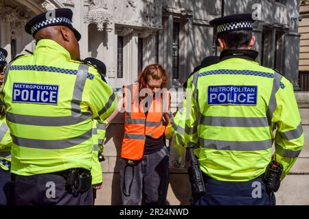 Londra, Regno Unito. 17th maggio, 2023. Gli agenti di polizia arrestano un manifestante durante la manifestazione in Piazza del Parlamento. La polizia ha arrestato diversi attivisti Just Stop Oil mentre il gruppo sul clima ha continuato la loro lenta marcia quotidiana chiedendo che il governo smetta di rilasciare nuove licenze per petrolio e gas. (Foto di Vuk Valcic/SOPA Images/Sipa USA) Credit: Sipa USA/Alamy Live News Foto Stock