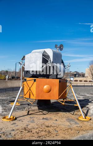Huntsville USA 10 febbraio 2023: L'Apollo Lunar Excursion Module (LEM) con bandiera statunitense Space Rocket Center. era usato come una tenda da campeggio Foto Stock