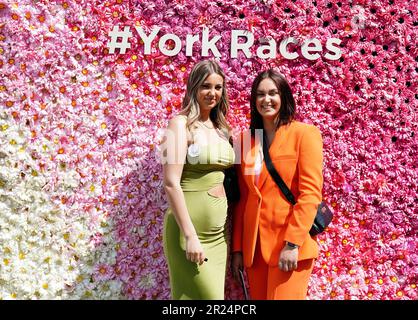 Racegoers il primo giorno del Dante Festival 2023 all'ippodromo di York. Data immagine: Mercoledì 17 maggio 2023. Foto Stock