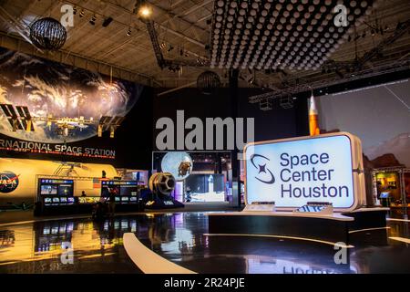 Houston USA 4 febbraio 2023: La sala espositiva dello Space Center Houston, un importante centro di apprendimento per l'esplorazione scientifica e spaziale. Foto Stock