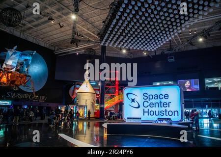 Houston USA 4 febbraio 2023: La sala espositiva dello Space Center Houston, un importante centro di apprendimento per l'esplorazione scientifica e spaziale. Foto Stock