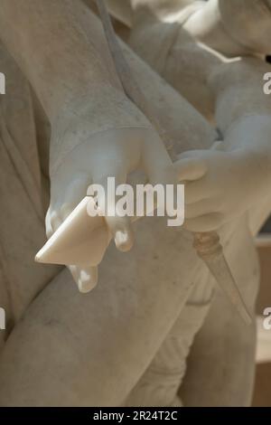 Parigi, Francia - 05 13 2023: Museo del Louvre. Scultura Venere insegnamento Cupido per usare la sua Bow di Louis-Claude Vasse Foto Stock