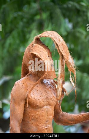 Isole Salomone, Santa Ana aka Owaraha, villaggio di Ghupuna. Tradizionale danza di benvenuto. Mudmen classici. Foto Stock