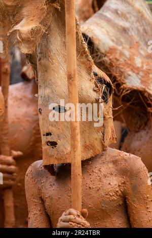 Isole Salomone, Santa Ana aka Owaraha, villaggio di Ghupuna. Tradizionale danza di benvenuto. Foto Stock