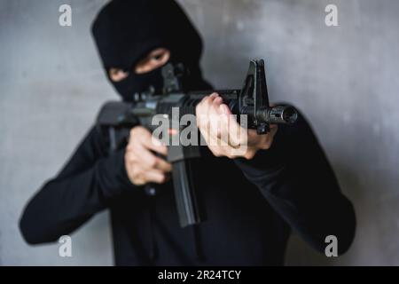 Commando con casco da M16 pistola Foto Stock