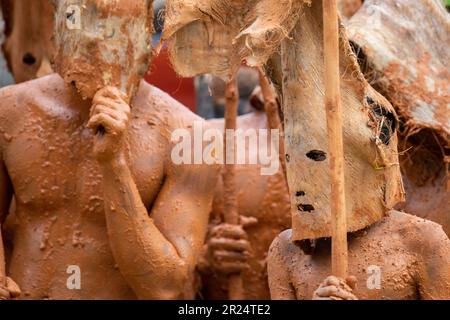 Isole Salomone, Santa Ana aka Owaraha, villaggio di Ghupuna. Tradizionale danza di benvenuto. Foto Stock