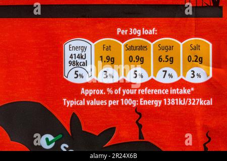 Informazioni nutrizionali sistema di semafori etichettatura con codice colore informazioni sull'etichetta su una confezione di mini pagnotte di cioccolato Scream Soreen e arancia Foto Stock