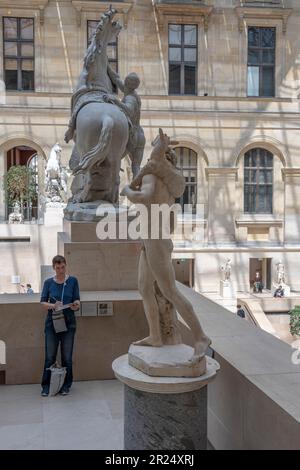 Parigi, Francia - 05 13 2023: Museo del Louvre. Una donna disegna la scultura nella Cour Marly Foto Stock