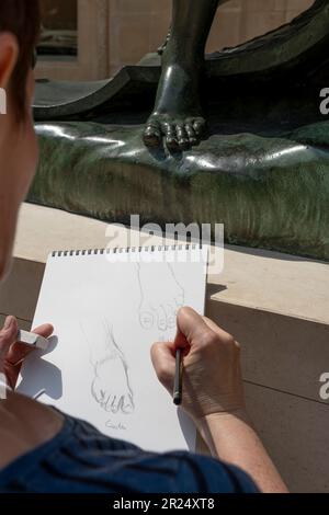 Parigi, Francia - 05 13 2023: Museo del Louvre. Una donna disegna la scultura nella Cour Marly Foto Stock