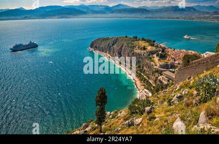 Fortezza di Akronauplia nel centro, città di Nafplio sulla destra, nave da crociera al Golfo Argolico, vista dalla fortezza di Palamidi, Nafplia (Nauplia, Nafplion) Grecia Foto Stock