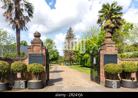 Porta d'ingresso al Gunnersbury Cemetery, Gunnersbury, il Royal Borough of Kensington & Chelsea, Greater London, England, United Kingdom Foto Stock