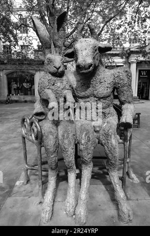 Statua di Lepre e Minotauro sulla passeggiata di Cheltenham. Inizialmente faceva parte di una mostra temporanea di opere dell'artista Sophie Ryder, con sede nel Gloucestershire Foto Stock