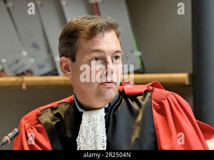 Mons, Belgio. 17th maggio, 2023. Il presidente Van der Linden d'Hoogvoorst ha illustrato durante la sessione di costituzione della giuria al processo di assise di Johnny Vanhoutte e Claudy Putman, per diverse rapine con violenza, con diverse circostanze aggravanti tra cui quella dell'omicidio, dinanzi alla Corte delle Assise della Provincia di Hainaut a Mons mercoledì 17 maggio 2023. Il 18 giugno 2020, poco prima del 8pm, Gregory Doucet (46 anni) è stato sparato nel petto in una casa in rue du Bas-Quartier, nel centro di Tournai BELGA FOTO JOHN THYS Credit: Belga News Agency/Alamy Live News Foto Stock