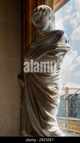 Parigi, Francia - 05 13 2023: Museo del Louvre. Statua anonima in una sala del Louvre Foto Stock