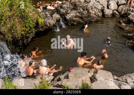 Persone in bagno nel torrente Otumuheke piscine termali, Regione del Lago Taupo, Isola del Nord, Nuova Zelanda. Foto Stock