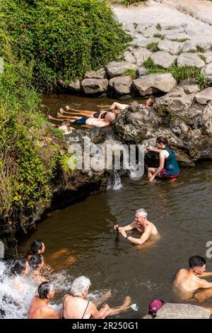 Persone in bagno nel torrente Otumuheke piscine termali, Regione del Lago Taupo, Isola del Nord, Nuova Zelanda. Foto Stock