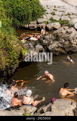 Persone in bagno nel torrente Otumuheke piscine termali, Regione del Lago Taupo, Isola del Nord, Nuova Zelanda. Foto Stock