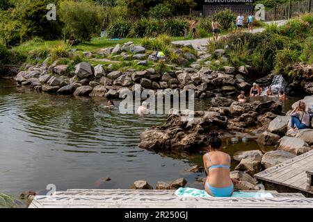 Persone in bagno nel torrente Otumuheke piscine termali, Regione del Lago Taupo, Isola del Nord, Nuova Zelanda. Foto Stock