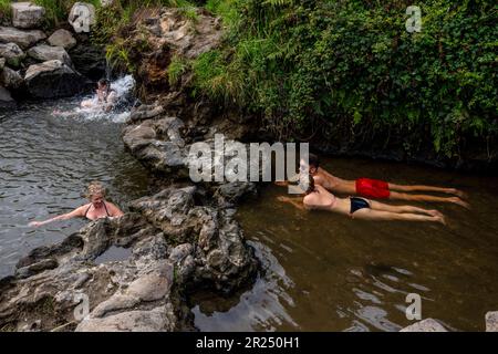 Persone in bagno nel torrente Otumuheke piscine termali, Regione del Lago Taupo, Isola del Nord, Nuova Zelanda. Foto Stock