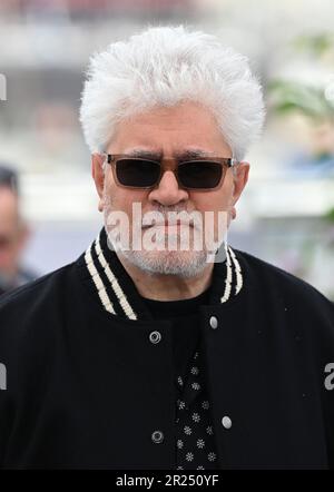 Cannes, Francia. 17th maggio, 2023. Cannes, Francia. 17th maggio 2023 Pedro Almodovar alla fotocellula per Strange Way of Life, parte del Festival del Cinema di Cannes 76th, Palais des Festival. Credit: Doug Peters/Alamy Live News Foto Stock