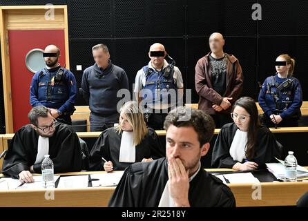 Mons, Belgio. 17th maggio, 2023. L'accusato Johnny Vanhoutte e l'accusato Claudy Putman sono raffigurati durante la sessione di costituzione della giuria al processo di assizzi di Johnny Vanhoutte e Claudy Putman, per diversi rapinatori con violenza, con diverse circostanze aggravanti, tra cui quella dell'omicidio, Dinanzi alla Corte delle Assise della Provincia di Hainaut a Mons, mercoledì 17 maggio 2023. Il 18 giugno 2020, poco prima del 8pm, Gregory Doucet (46 anni) è stato sparato nel petto in una casa in rue du Bas-Quartier, nel centro di Tournai BELGA FOTO JOHN THYS Credit: Belga News Agency/Alamy Live News Foto Stock