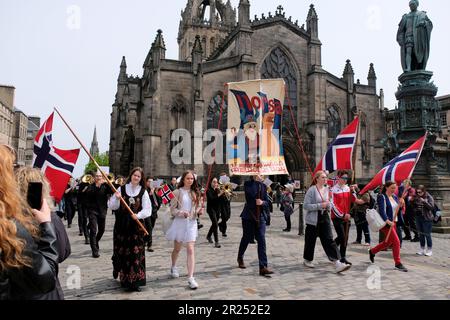 Edimburgo, Scozia, Regno Unito. 17th maggio 2023. Organizzato dal Consolato Generale reale norvegese, quest’anno festeggia la Giornata della Costituzione norvegese, con una sfilata e una marcia da Cockburn Street lungo la High Street, terminando con una cerimonia alla lapide commemorativa dei Princes Street Gardens. Sul Royal Mile passando per St Giles Cattedrale. Credit: Craig Brown/Alamy Live News Foto Stock