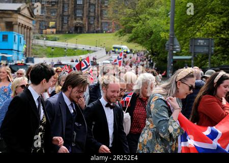 Edimburgo, Scozia, Regno Unito. 17th maggio 2023. Organizzato dal Consolato Generale reale norvegese, quest’anno festeggia la Giornata della Costituzione norvegese, con una sfilata e una marcia da Cockburn Street lungo la High Street, terminando con una cerimonia alla lapide commemorativa dei Princes Street Gardens. La marcia a piedi lungo il tumulo. Credit: Craig Brown/Alamy Live News Foto Stock