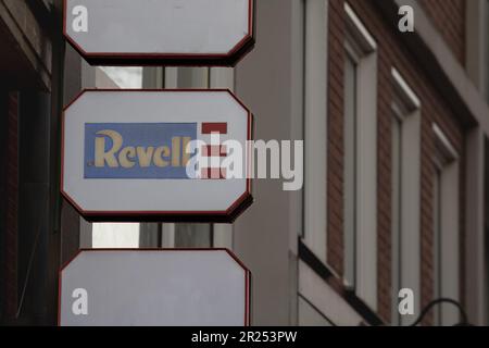 Immagine di un cartello con il logo di Revell sul rivenditore principale di Aquisgrana, Germania. Revell GmbH è un produttore americano di bilance in plastica Foto Stock