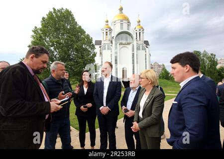 Non esclusiva: BUCA, UCRAINA - 16 MAGGIO 2023 - Capo città di Buca Anatolii Fedoruk (2nd L) e membri della delegazione del Comitato Affari Esteri Foto Stock